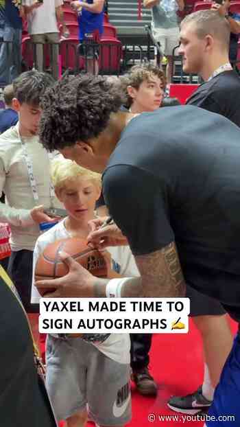 YAXEL made sure to sign some autographs even if it meant being late to team photos ✍️