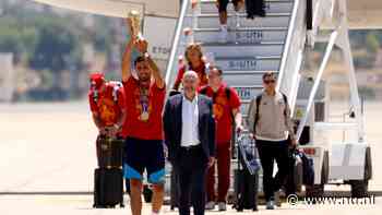 Live WK | Rodri toont wereldbeker bij aankomst op luchthaven van Madrid