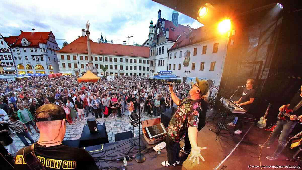 Freisinger Altstadtfest: Hunderte tanzen trotz dreier Regenschauer vor der Marienplatzbühne