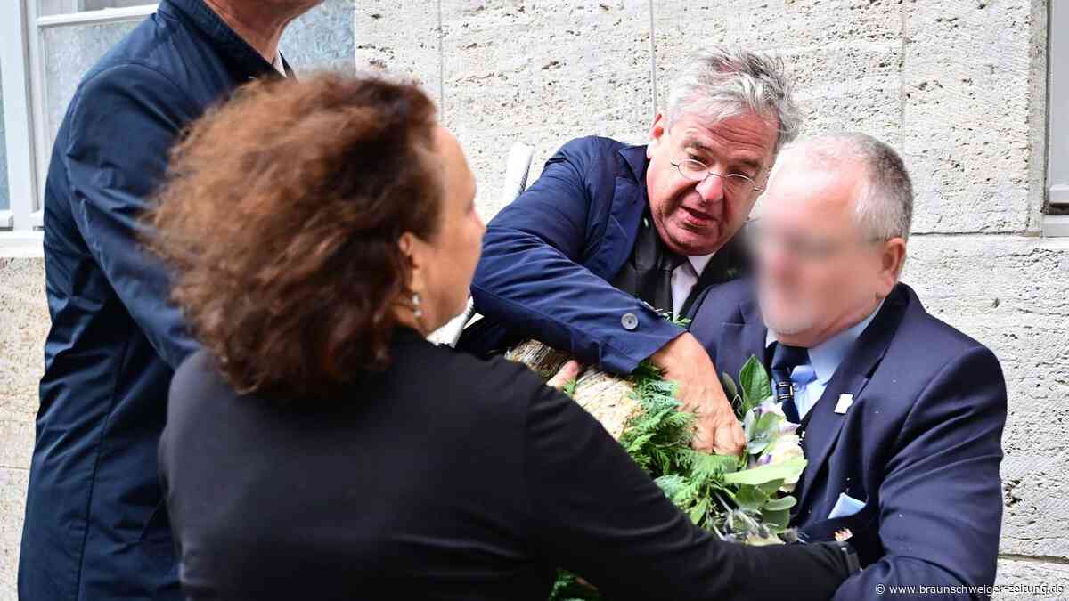 Gedenkfeier im Bendlerblock: Bonhoeffer-Großneffe entfernt AfD-Kranz
