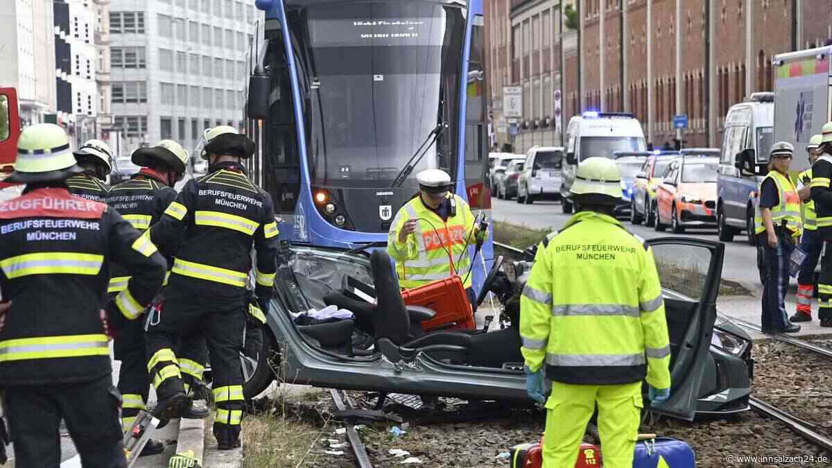 Mehrere Verletzte in München: Auto gerät auf Gleistrasse – und wird von Tram gerammt