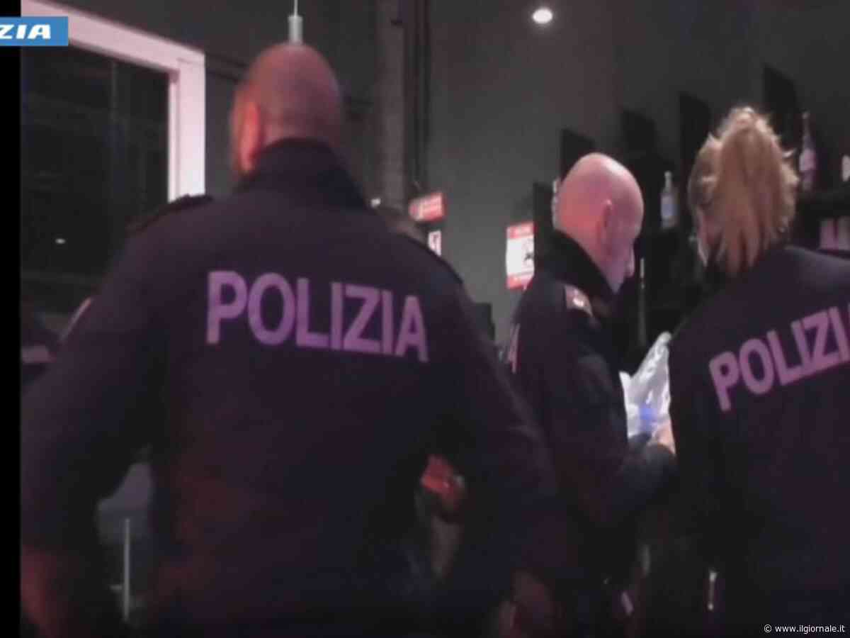 Distrugge il pronto soccorso, abbatte i cartelli con una spranga e picchia i poliziotti: arrestato un egiziano