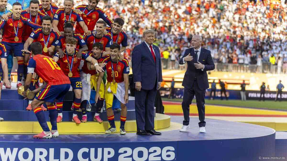 Trump drängt sich auf das WM-Siegerfoto – was die spanische Mannschaft danach macht, ist genial