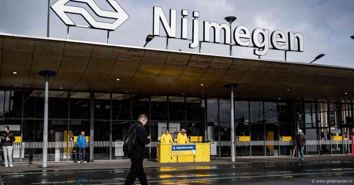 Dronken gedrang voor station Nijmegen: als dat maar goed gaat