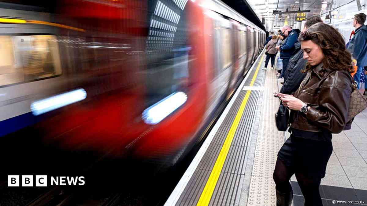 Calls for 'full investigation' of Tube train noise