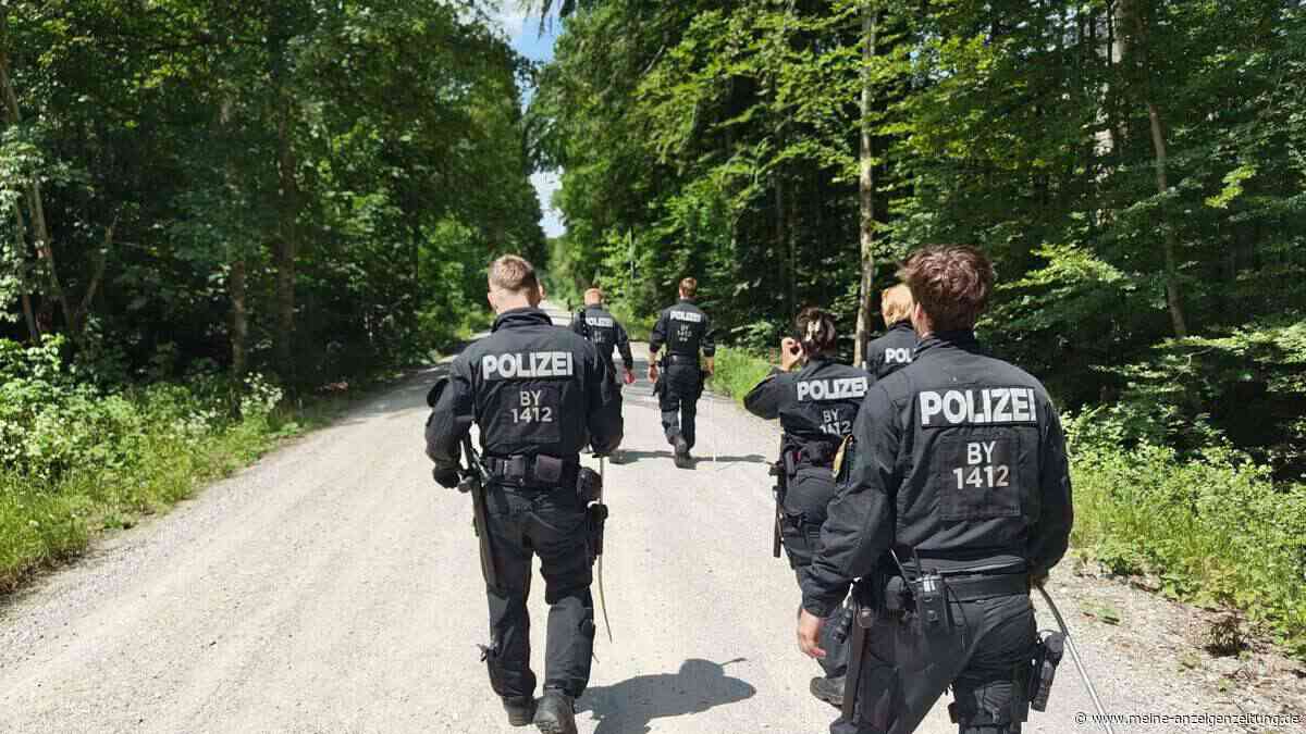 Es ist kein Training: Hundertschaft durchkämmt Ebersberger Forst mit Hubschrauber und Hunden