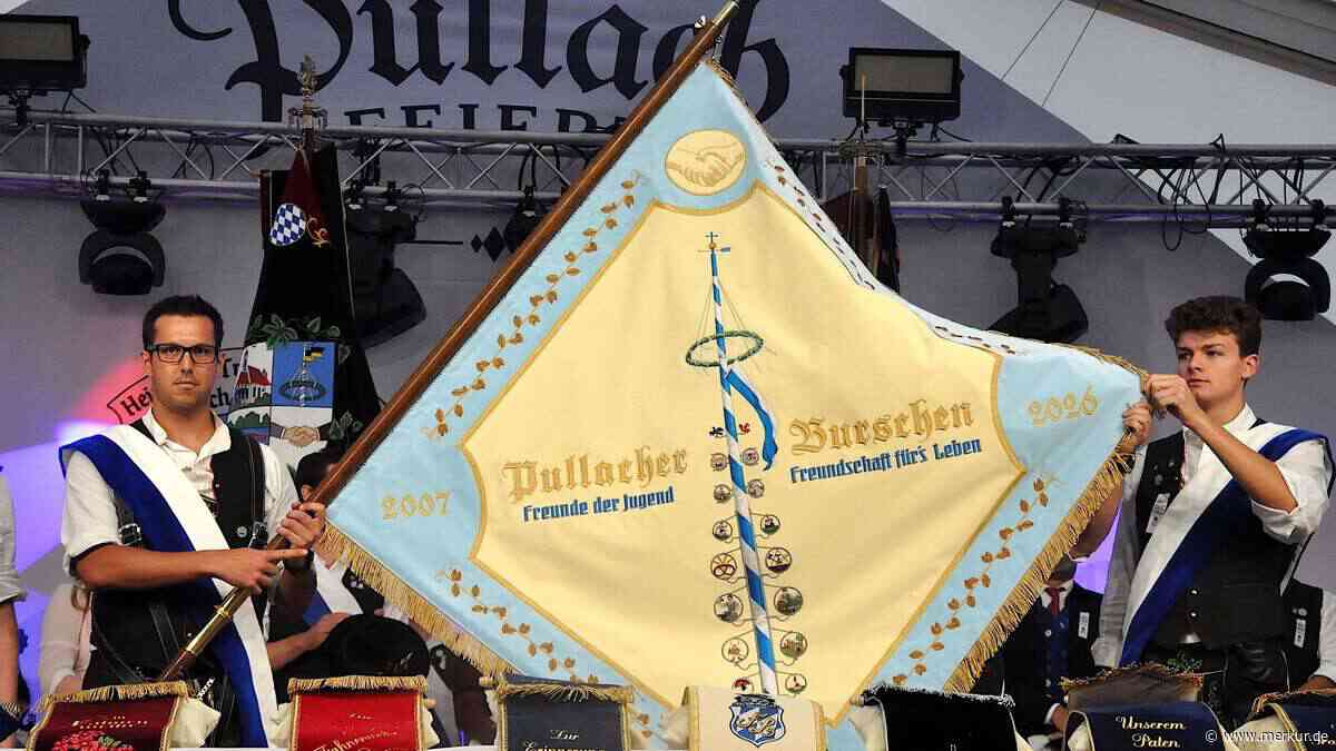 Fahnenweihe zum 19. Geburtstag: Fähnrich schwenkt 1,40-Meter-Fahne