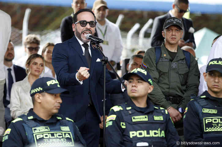 Abelardo De la Espriella encabezó el desfile del Día de la Independencia en Medellín, un bastión de su victoria