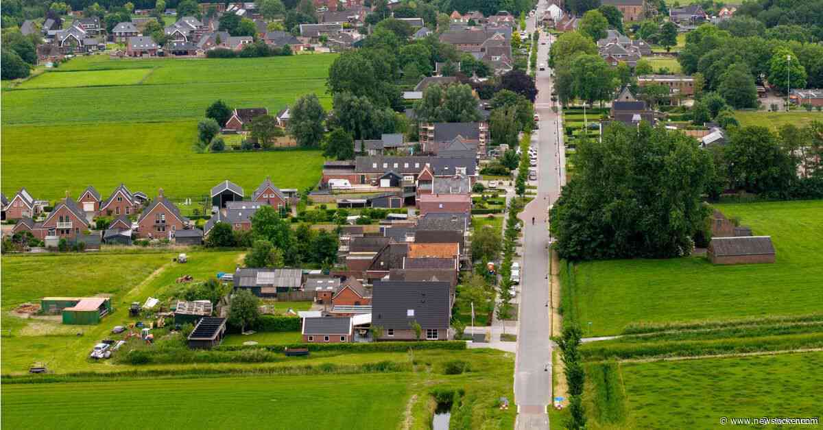 In &amp;#8217;t Zandt slapen ze in een joggingbroek en met een noodhamer voor als hun huis alsnog instort. De beloofde versterking? &amp;#8216;Ik geloof er geen bal van&amp;#8217;