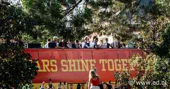 LIVE WK | Groot feest in Madrid: spelers tonen wereldbeker tijdens tocht in open bus, volg de huldiging hier