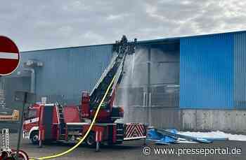 FW-NE: Brand in einer Halle eines Entsorgungsbetriebs | Keine Verletzten