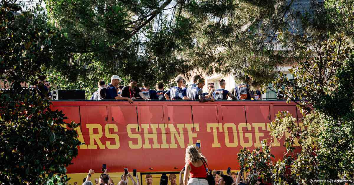LIVE WK | Groot feest in Madrid: spelers tonen wereldbeker tijdens tocht in open bus, volg de huldiging hier