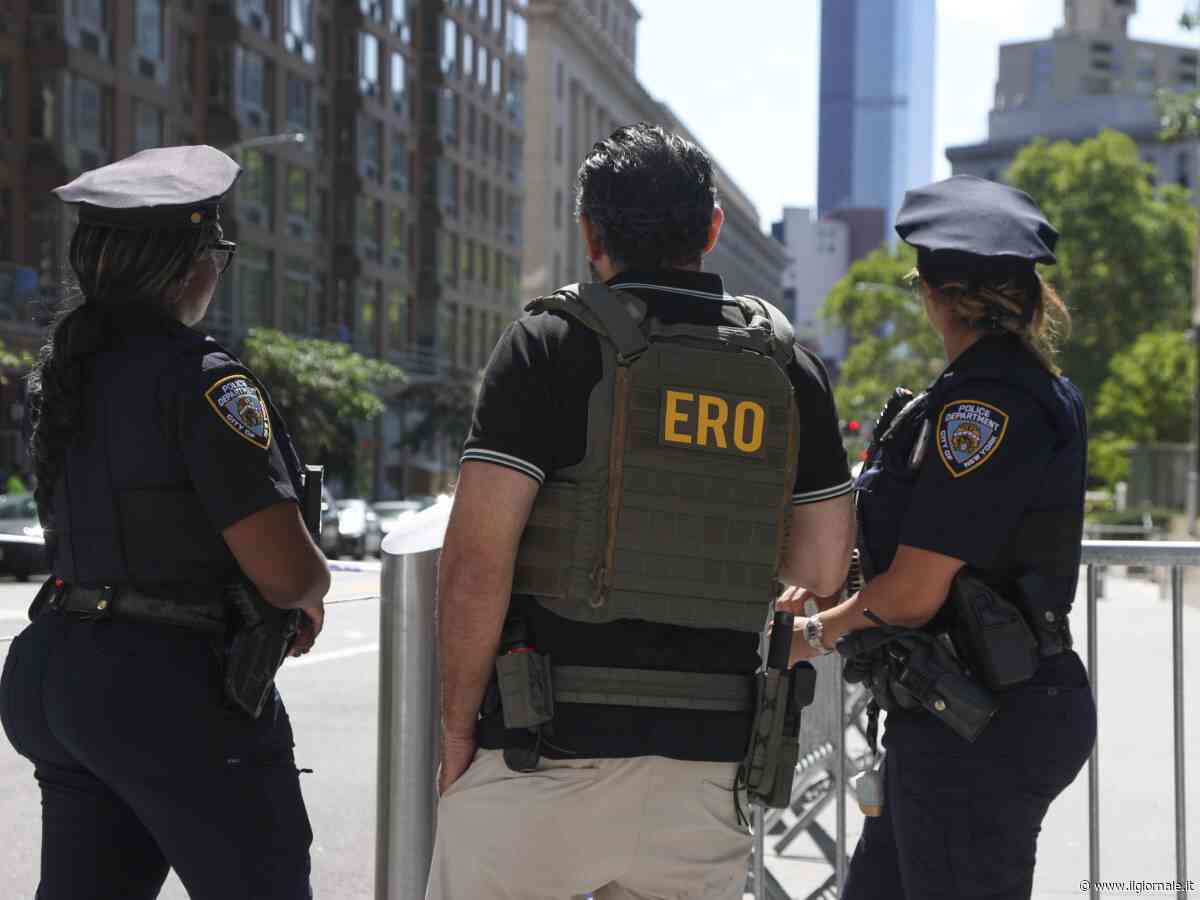 Ordigno incendiario davanti alla sede dell’Fbi, arrestato un uomo: "Manifestante anti-Ice, aveva un manifesto"
