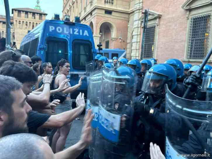 Bologna, scontri al corteo per Fakir: lancio di bottiglie e bombe carta, la polizia carica gli antagonisti. Cori contro gli agenti: "Assassini"