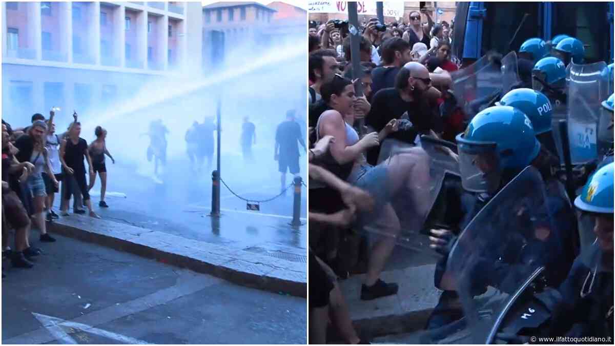 Morte Fakir, scontri alla manifestazione a Bologna: la polizia usa idranti e lacrimogeni | Video