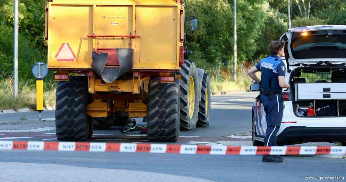 Kinderfiets onder trekker bij ernstig ongeluk, traumahelikopter geland