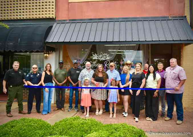 Photo: Ribbon cutting held for new store in downtown Kosciusko