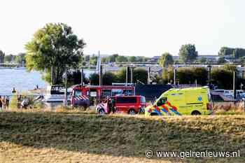 Persoon te water in jachthaven