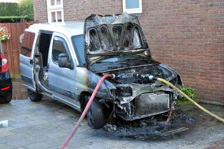 Bedrijfswagen vliegt in brand, harde knallen door klappende banden