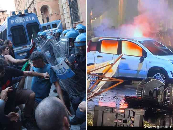 Bologna, scontri al corteo per Fakir. Lancio di bottiglie, bombe carta e auto bruciate dagli antagonisti. Cori contro gli agenti: "Assassini"