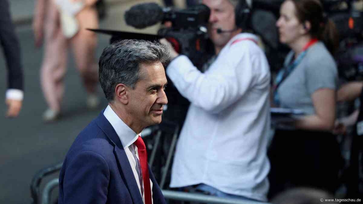 Großbritanniens neuer Premier Burnham bildet Kabinett um