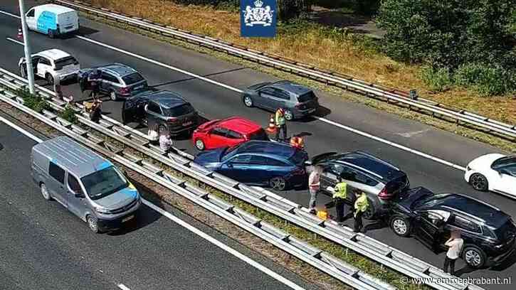 Flinke vertraging door kettingbotsing met zeven auto's op A58