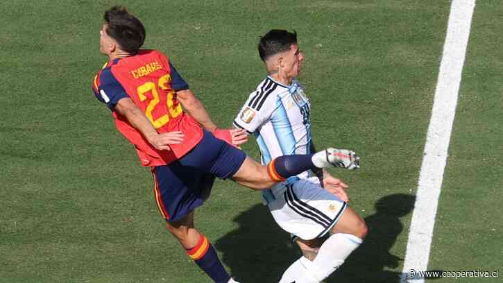Comentarista argentino recibió críticas por decir que expulsión de Enzo Fernández fue por "un roce"
