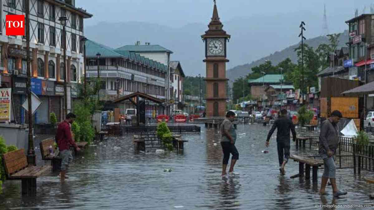 J&amp;K floods: Lal Chowk flooded, Amarnath yatra stays suspended