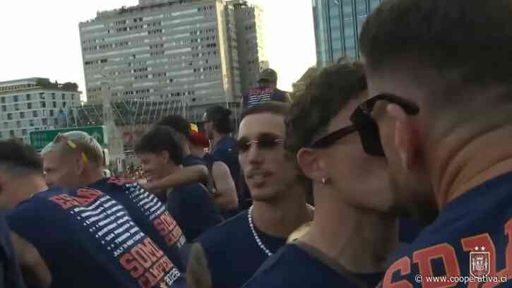 [VIDEO] Yeremy Pino y Unai Simón se besaron durante los festejos de España