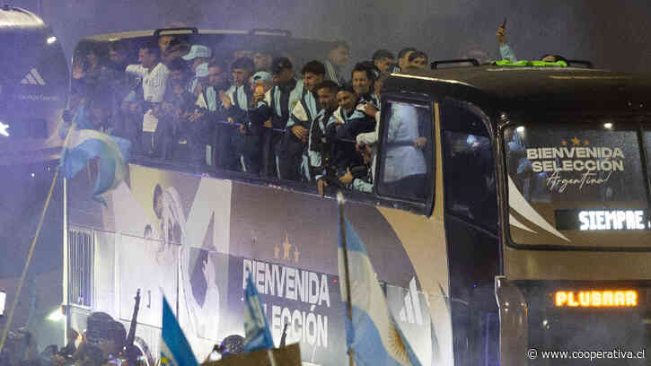Argentina recibió a su selección con orquesta militar y una multitud tras el Mundial