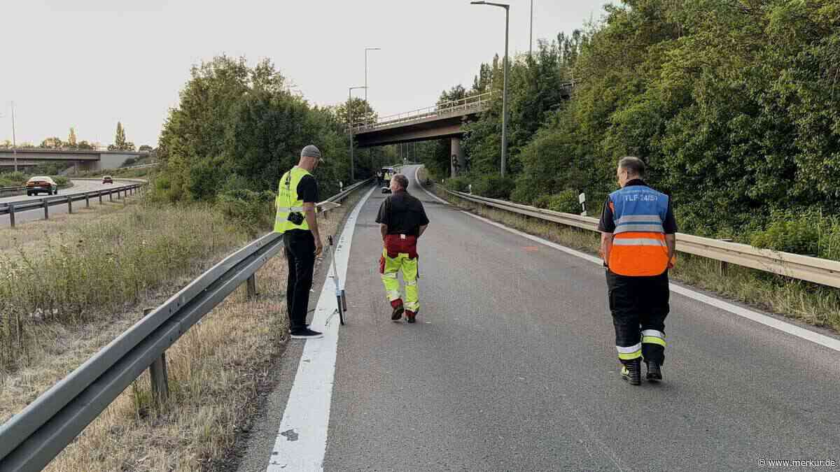 Motorradfahrer kollidiert mit Verkehrsschild und stirbt