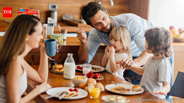 Italian-Style Family Dinners: Psychologists praise unrushed, phone-free meals; kids gain social skills