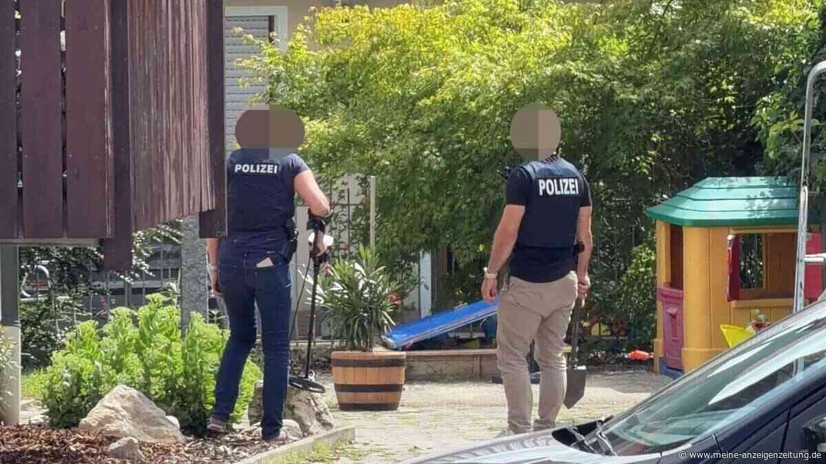 Razzia bei München: Kripo beschlagnahmt Schwerter und Armbrust – Besitzer fühlt sich schikaniert
