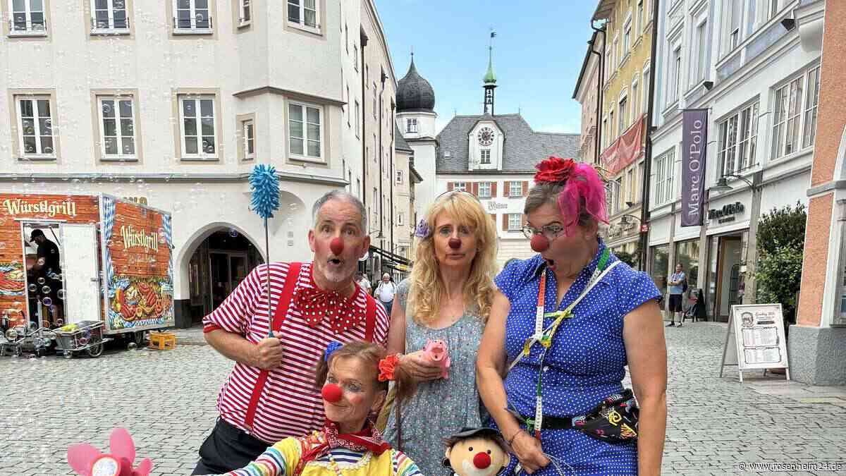 Clowns überraschen Passanten in der Rosenheimer Fußgängerzone