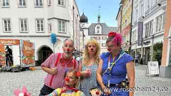 Clowns überraschen Passanten in der Rosenheimer Fußgängerzone