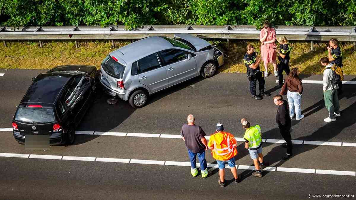 Drie auto's botsen in Erp nadat bestuurder in slaap valt, twee gewonden