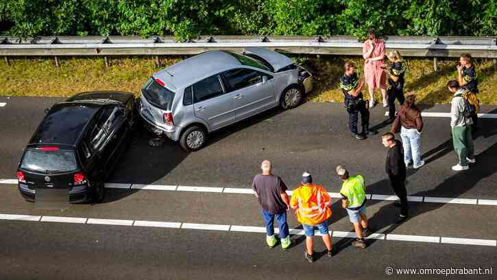 Drie auto's botsen in Erp nadat bestuurder in slaap valt, twee gewonden