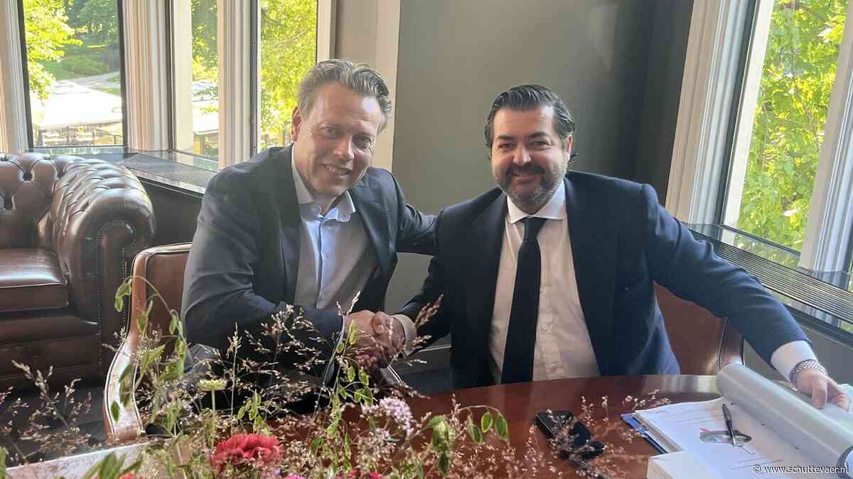 Boluda-baas en Damen-directeur tekenen voor levering nieuwe sleepboten