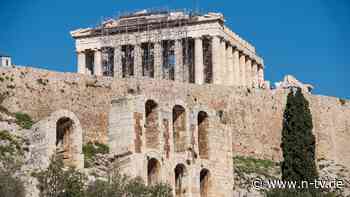 Weitere Passanten bedroht  : Messerangreifer verletzt Touristenpaar vor Akropolis
