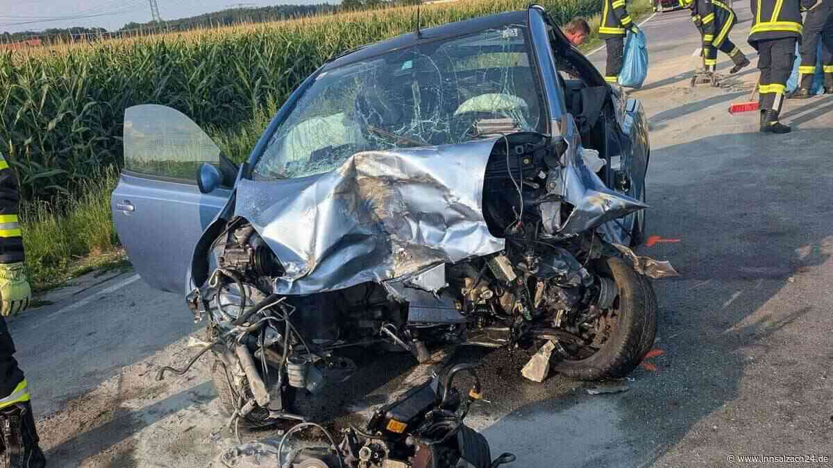 Horror-Crash auf Landstraße: Zwei Menschen (†57/†56) tot, mehrere Kinder schwerst verletzt