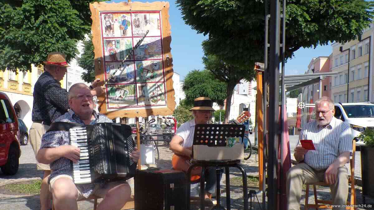Musikalischer Samstag: Moritatensingen und Livemusik locken viele Besucher nach Mühldorf
