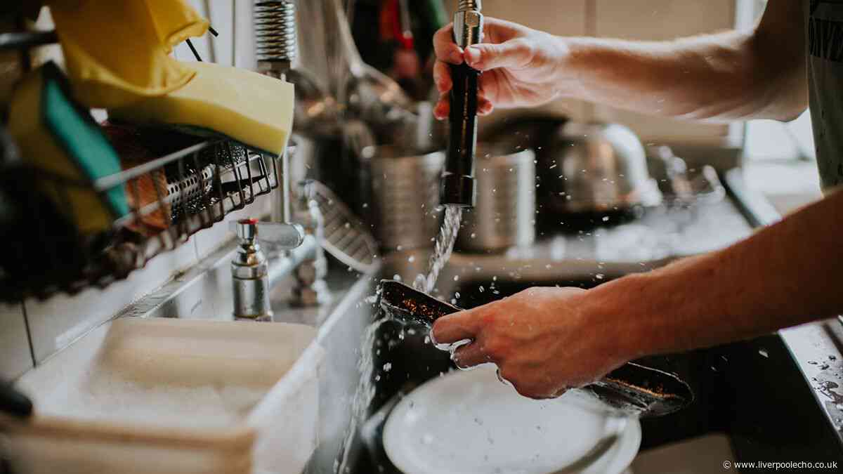 Tough stains on dirty dishes will disappear with one ingredient – not washing up liquid