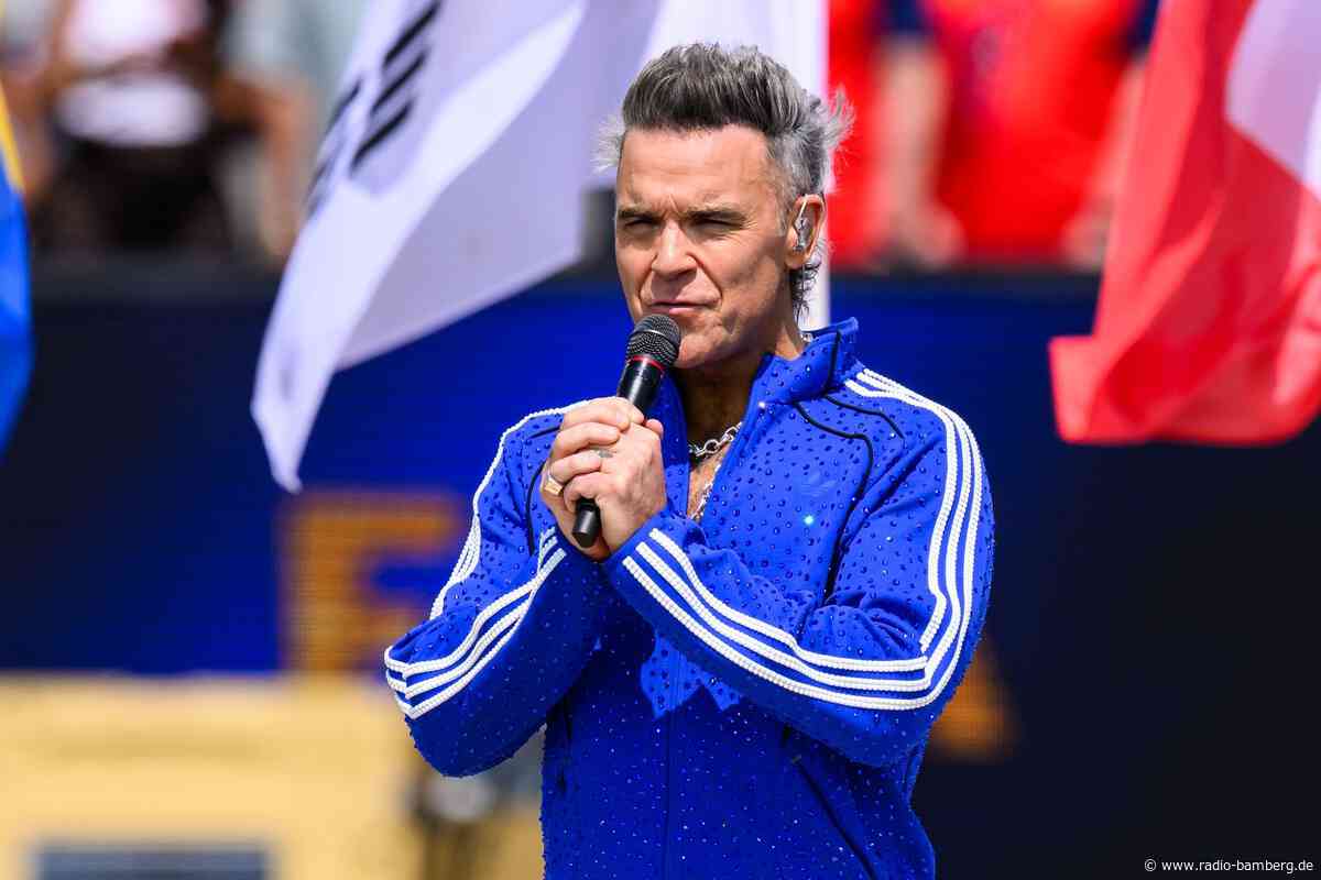Robbie Williams nimmt Krümel-Panne beim WM-Finale mit Humor