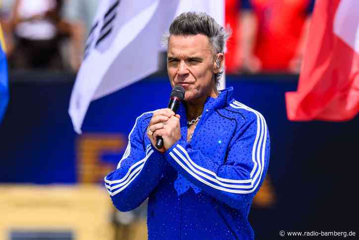 Robbie Williams nimmt Krümel-Panne beim WM-Finale mit Humor