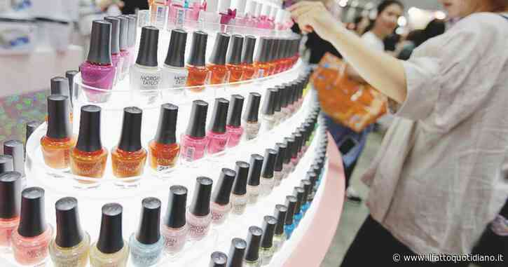 Vietati smalti e gel per unghie con glitter d’argento CI 77820: possibili effetti tossici per la riproduzione. Cosa fare se abbiamo ancora dei prodotti in casa?