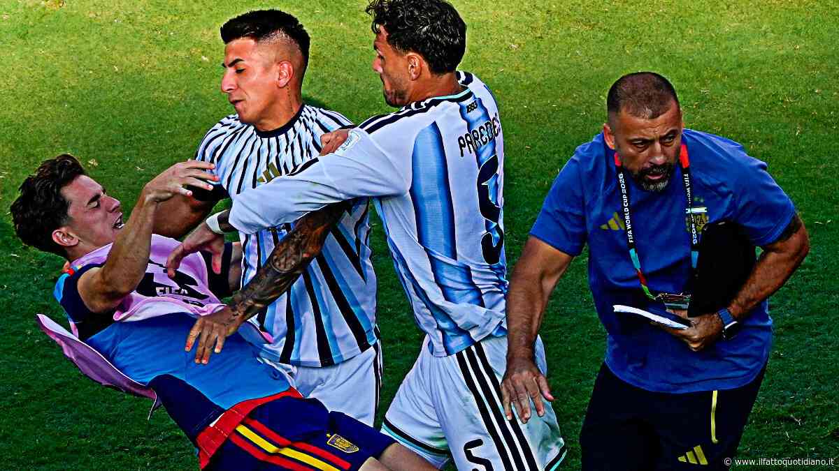 Paredes non si scusa dopo la rissa: “Riportata in alto la nostra bandiera”. La mamma in lacrime: “Orgogliosa di lui”. Intanto la Fifa indaga