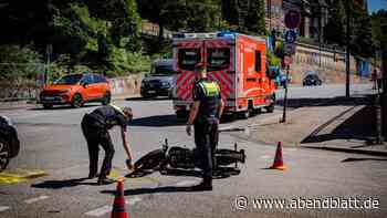Unfall an den St. Pauli-Landungsbrücken: Auto erfasst Motorradfahrer