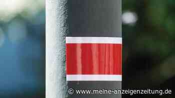 Was sagt der rot-weiße Aufkleber an Straßenlaternen aus?