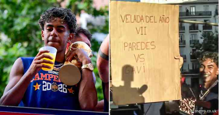 Lamine Yamal holds up sign mocking Argentina star during World Cup trophy parade