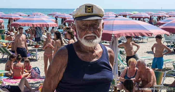 “Per un po’ d’ombra non si possono chiedere cifre folli”: la battaglia di Guerrino Ricci, il bagnino di 87 anni che affitta i lettini a 4 euro